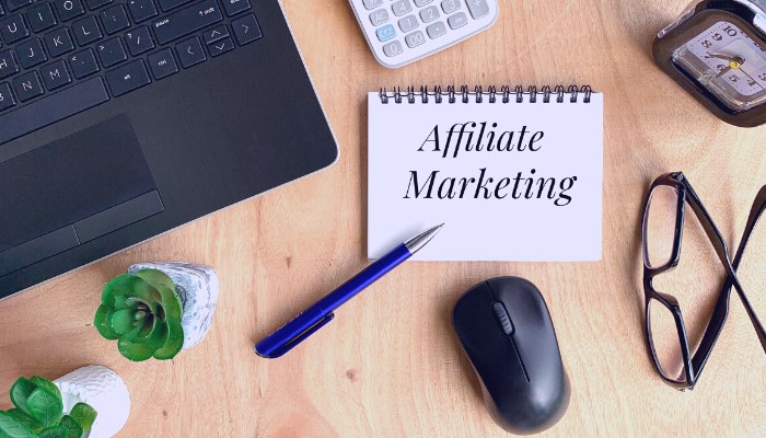 photo of desk with notepad that says affiliate marketing